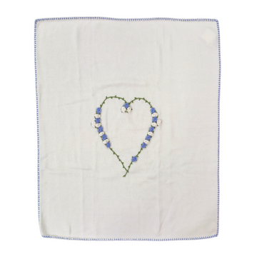 Copertina in lana merino ricamo a cuore e fiori Bebè di Almy
