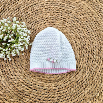 Cappellino in filo cotone ricamo roselline