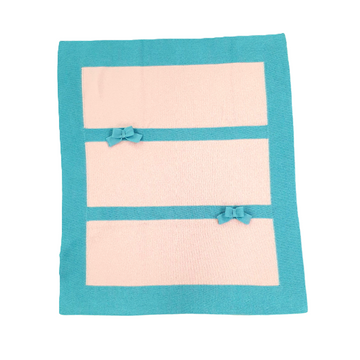 Copertina in filo cotone con fiocchetti