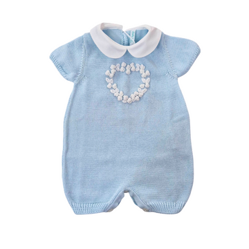 Pagliaccetto neonato in filo con cuore ricamato