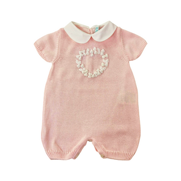 Pagliaccetto rosa in filo con cuore ricamato