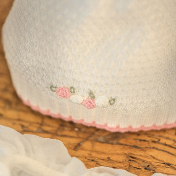 Cappellino in filo cotone ricamo roselline