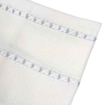 Copertina con trecce ricamate in celeste