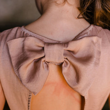 Top bimba mano seta cut out e fiocco